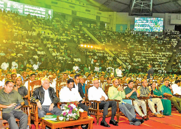 එක්සත් ජාතික පක්ෂයේ විශේෂ මහා සම්මේලනය පක්ෂයේ නායක ජනාධිපති රනිල් වික්රමසිංහ මහතාගේ ප්රධානත්වයෙන් සුගතදාස ගෘහස්ථ ක්රීඩාංගණයේදී පෙරේදා (21) පැවැත්විණි. පක්ෂයේ නිලධාරීන් ඇතුළු අති විශාල පිරිසක් සම්මේලනයට එක්ව සිටියහ.