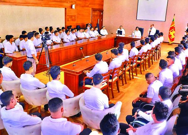 නවක සේවකයන්ට පත්වීම් ප්රදානය කළ උත්වසයේදී ඇමැතිවරයා සභාව ඇමතූ අයුරු