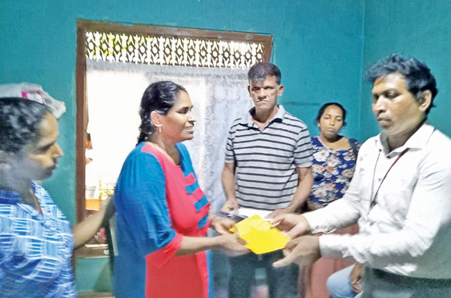 පළාත් අධ්යාපන අමාත්යාංශය පිරිනැමූ ආධාර මුදල මවුපියන්ට භාර දුන් අවස්ථාව