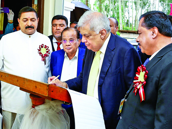 බදුල්ල, ගුරුතලාව මුස්ලිම් ජාතික පාසලේ සියවස් සැමරුම් උත්සවයට ජනාධිපති රනිල් වික්රමසිංහ මහතා ඊයේ (27) සහභාගි විය. එහිදී ජනාධිපතිවරයා සිය සුභාසිංසන එක් කරමින් සමරු ග්රන්ථයෙහි සටහනක් තැබූ අයුරු ඡායාරූපයේ දැක්වේ. මුස්ලිම් ආගමික නායකයන් ද ඌව පළාත් ආණ්ඩුකාර ඒ.ජේ.එම්. මුසම්මිල්, අධ්යාපන රාජ්ය අැමැති අරවින්ද කුමාර්, ජනාධිපති ජ්යෙෂ්ඨ උපදේශක පාර්ලිමේන්තු මන්ත්රී වඩිවෙල් සුරේෂ්, ඌව පළාත් අධ්යාපන අධ්යක්ෂ රෝහිත අමරදාස, විදුහල්පති ඒ.ඒ. සම්මුන් මහත්වරුන් ප්රමුඛ පළාතේ අධ්යාපන නිලධාරීන්, ගුරුවරුන්, මවුපියන්, සිසු දරුවන් ඇතුළු පිරිසක් මේ අවස්ථාවට එක්ව සිටියහ.