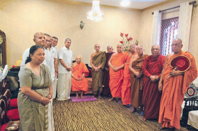 ගෝලීය දමිළ සංසදයේ (ගෝලීය ඩයස්පෝරාව) සභාපති සුරේන් සුරන්දිරන් මහතා ඇතුළු පිරිස මල්වතු පාර්ශ්වයේ මහානායක අතිපූජ්ය තිබ්බටුවාවේ ශ්රී සිද්ධාර්ථ සුමංගල
මහනාහිමි බැහැදැක ආශීර්වාද ගත් අවස්ථාව