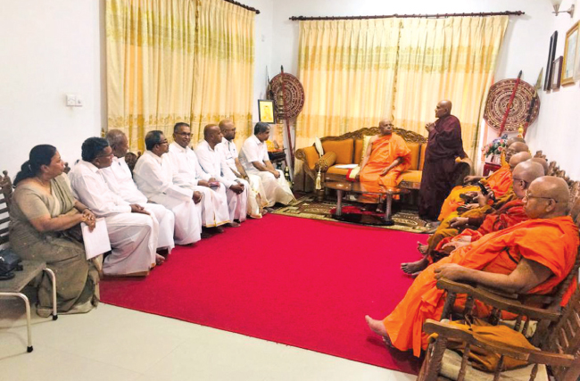 දමිළ සංසද නියෝජිත පිරිස අස්ගිරි පාර්ශ්වයේ මහානායක අතිපූජ්ය වරකාගොඩ ශ්රී ඤාණරතන මහනාහිමි බැහැදැක ආශීර්වාද ලද අවස්ථාව