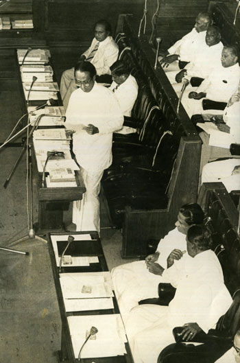 අය වැය ඉදිරිපත් කරමින්