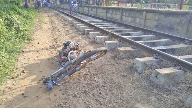 දුම්රියේ ගැටුණු යතුරුපැදිය
