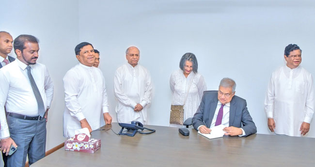 එක්සත් ජාතික පක්ෂයේ නව මැතිවරණ කාර්යාලය විවෘත කිරීමෙන් අනතුරුව ජනාධිපති රනිල් වික්රමසිංහ මහතා එහි වැඩ ඇරැඹූ අවස්ථාව. මහාචාර්ය මෛත්රී වික්රමසිංහ, අග්රාමාත්ය දිනේෂ් ගුණවර්ධන, ඇමැති ආචාර්ය බන්දුල ගුණවර්ධන, අමාත්ය නිමල් සිරිපාල ද සිල්වා, එජාප සභාපති හා පාර්ලිමේන්තු මන්ත්රී වජිර අබේවර්ධන සහ ජනාධිපති වෘත්තීය සමිති අධ්යක්ෂ ජනරාල් සමන් රත්නප්රිය මහත්ම මහත්මීහු ද මෙහි වෙති.