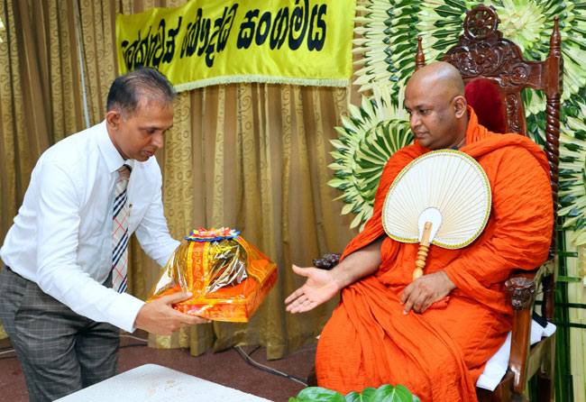 නීති හා පරිපාලන අධ්යක්ෂ නීතිඥ ජනක රණතුංග මහතා තලල්ලේ චන්දකිත්ති හිමියන්ට අටපිරිකර පූජා කළ අයුරු.