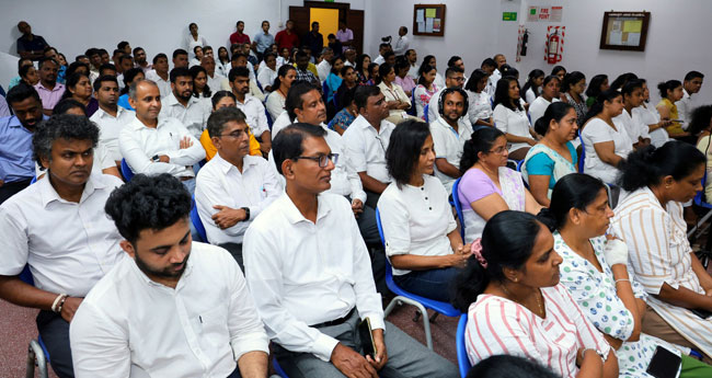 දම් දෙසුමට සහභාගී වූ පිරිසෙන් කොටසක්