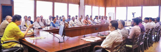 ඇමැතිවරයා වෘත්තීය සමිති නියෝජිතයන් සමඟ සාකච්ඡා කළ අයුරු