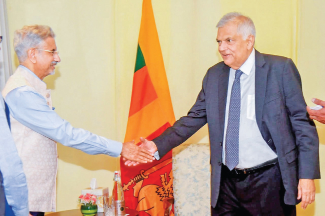 නරේන්ද්ර මෝදි අගමැතිවරයාගේ දිවුරුම් දීමේ උත්සවයෙන් පසු ඉන්දියාවේ නවදිල්ලි නුවරදී රනිල් වික්රමසිංහ මහතා ඉන්දීය ජ්යෙෂ්ඨ ඇමැති ආචාර්ය එස්. ජයශංකර් මහතා හමු වී සුහද සාකච්ඡාවක නිරත වූ අවස්ථාව.