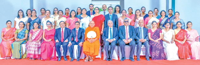 වලහන්දූව සම සෞඛ්ය විද්යා පීඨය සිසු අයිතියට පත් කිරීමෙන් අනතුරුව ජනාධිපතිවරයා විශ්වවිද්යාල කාර්ය මණ්ඩලය සමඟ සමූහ ඡායාරූපයකට පෙනී සිටියේ මෙලෙසිනි.