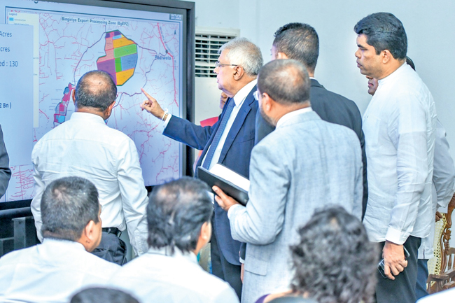 ජනපති බිම් සැලැස්ම නරඹමින්.