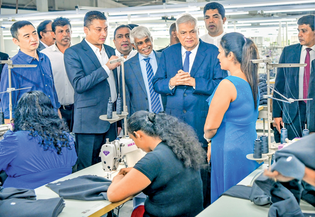 සේවිකාවකගෙන් ජනපති යමක් විමසමින්.