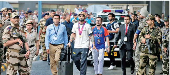 දැඩි රැකවල් මැද කෝලි ගුවන්තොටුපොළෙන්පිටතට පැමිණි අයුරු.