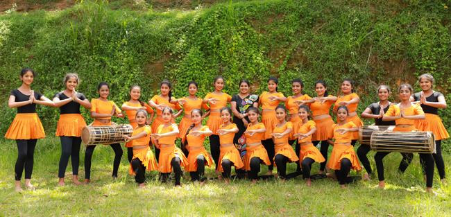 ජ්යෙෂ්ඨ අංශයේ නර්තන කණ්ඩායම
