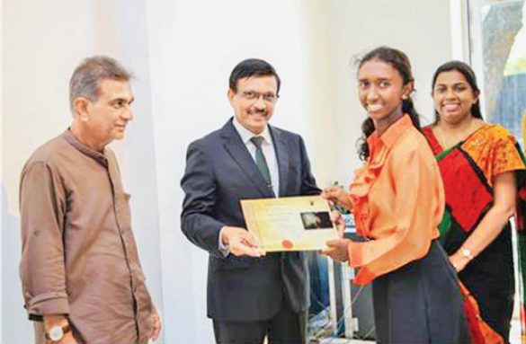 අමා­ත්‍යාං­ශයේ ලේකම් එච්. එම්. බී. හේරත් විසින් ජය­ග්‍රා­හි­කට සහ­තික පත ප්‍රදා­නය කළ අයුරු. පසෙ­කින් ප්‍රවීණ ඡායා­රූප ශිල්පි කුමාර එදි­රි­සූ­රිය මහතා ද සිටී.