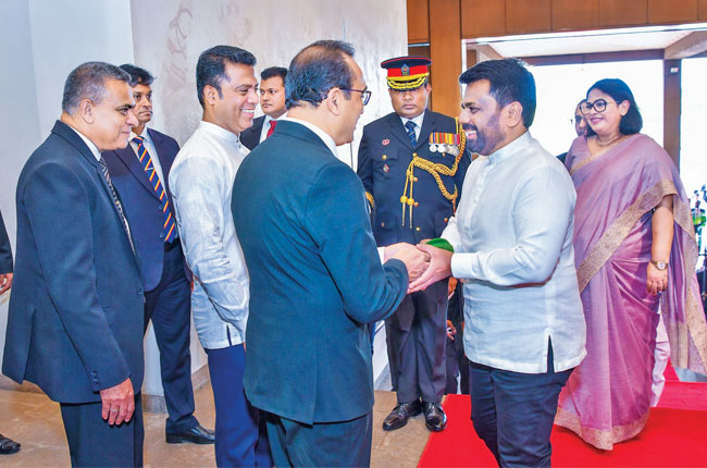 තඹ දොර සහ රිදී දොර අතරේදී සභානායක විසින් ජනාධිපතිවරයා පිළිගත් මොහොත