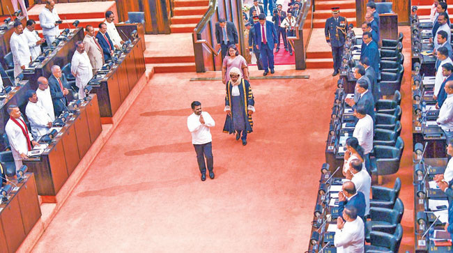 ජනාධිපතිවරයා සභාගැබට ඇතුළු වෙමින් මැති ඇමැතිවරුන්ට ආචාර කළ අවස්ථාව