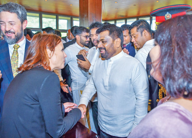 පැමිණි පිරිස සමඟ ජනාධිපතිවරයා සුහද කතාබහක