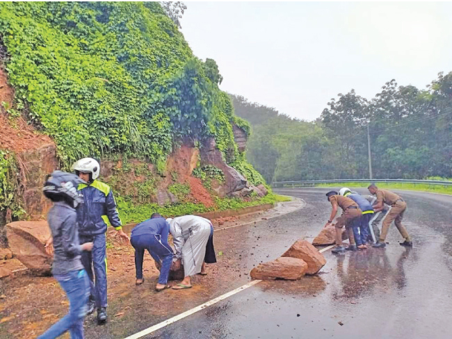 ගමේ­වල මාර්ගය අව­හිර වී ඇති අයුරු