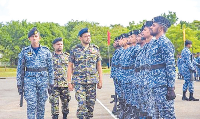 රියර් අද්මිරාල් ඩේමියන් ප්රනාන්දු මහතා පෙළපාළිය පරීක්ෂා කරමින්