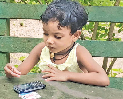 පුංචි දියණිය පියාගේ පින්තූරය තුරුළු කරන්
