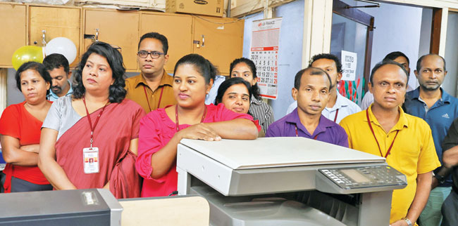දිනමිණ 115 වැනි සැමරුමට එක් වූ කර්තෘ මණ්ඩල සාමාජිකයන් පිරිසෙන් කොටසක්