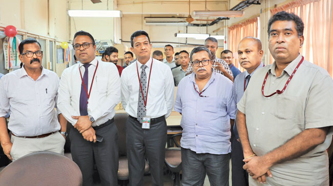 සිළුමිණ කර්තෘ උදේනි සමන් කුමාර, නියෝජ්ය සාමාන්යාධිකාරි (දැන්වීම්) චින්තක යාපා, සාමාන්යාධිකාරි සුමිත් කොතලාවල, කර්තෘ මණ්ඩල අධ්යක්ෂ ජ්යෙෂ්ඨ මාධ්යවේදි සිසිර යාපා, මූල්ය අධ්යක්ෂ චන්න කෙවිටයගල,
මෙහෙයුම් අධ්යක්ෂ චාමර ජනදාස පීරිස් මහත්වරුන් දිනමිණ සැමරුමට පැමිණ සිටි අයුරු
