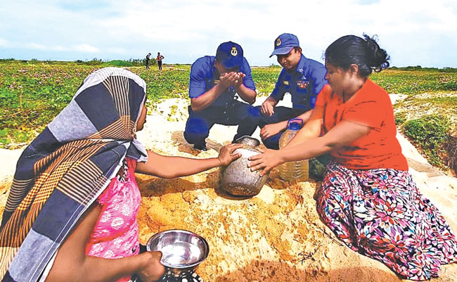 දූපතේ නාවික නිලධාරීන් ජලය පානය කරමින්
