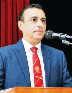 උප­කු­ල­පති, ජ්‍යෙෂ්ඨ මහා­චාර්ය පත්ම­ලාල් එම්. මානගේ මහතා නවක සිසුන් අමතමින්