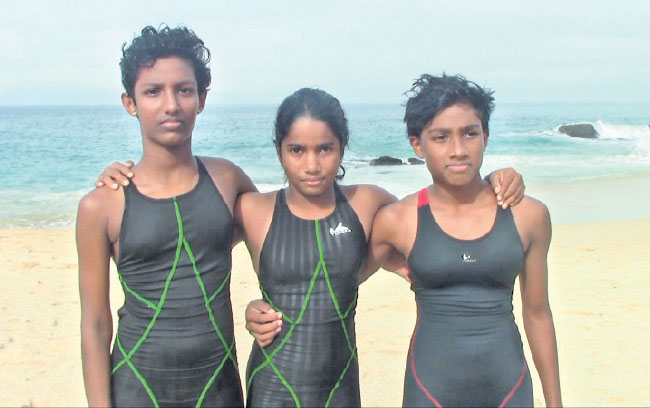 කාන්තා තරගය ජයගත් ටෂාරා මිහිරංගි (මැද) සෙනුරි නිර්මාණි (වමේ) සහ තෙනුලි රන්සේයා