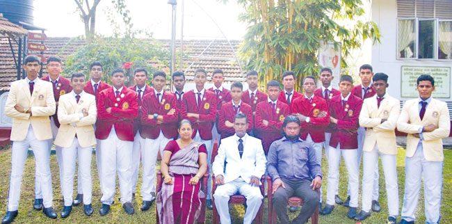 කිරිල්ලවල මධ්ය මහා විද්යාලයීය කණ්ඩායම: ඉදිරි පෙළ (වමේ සිට) - මෙත්තිකා රණවීර (විෂය සමගාමී හා නියෝජ්ය විදුහල්පති), බණ්ඩාර වීරසිංහ (විදුහල්පති), නුවන් දර්ශන (ක්රිකට් භාර ආචාර්ය), මැද පෙළ - යසේන් බාසුර, දියනෙත් නිත්ය, ඉඳුවර සසංක, චමුදිත දෙවින්මිත්, දෙව්මිත් මිහිසර කොඩිතුවක්කු, සයුරු උළිඳු, සදෙව් අභිලාෂ්, රවිඳු රශ්මිත විදානගමගේ, බුද්ධිම ෂාන්, යසිත ලක්ෂිත, ලූක් ටෂේන් ලියනගමගේ (උපනායක), පසු පෙළ - බිනදු නේතක, මිනිඳු සංජන, සකිත් නිම්සර, නිමන්ත මලිත් උඩගෙදර, දහම් තමීර විජේසේකර, ආකේෂ් ආදිත්ය හර්ෆ්ට්, ඇසල වත්සර සෙනෙවිරත්න, හෙසඳු නේසද, සෙනුක වින්දිල.ගම්පහ දිස්ත්රික් විශේෂ - සිසිල ගුණතිලක
