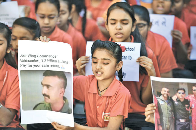 2019 පෙබරවාරි මාසයේදී ඉන්දීය ගුවන් හමුදාවේ නියමුවෙකු වූ අභිනන්දන් වර්දමන් නමැති අය පකිස්ථාන ආරක්ෂක අංශ මගින් අත්අඩංගුවට ගෙන රඳවා තබා ගැනීමෙන් පසු ඔහු නිදහස් කරන ලෙස යාඥා කරමින් සිටින ඉන්දියානු සිසුවියන් පිරිසකි. එකී සතියේ සිකුරාදා දින සවස මොහු නිදහස් කිරීමට පකිස්ථානයේ ඉස්ලාමාබාද් බලධාරීන් විසින් කටයුතු කරන ලදී. ඡායාරූප අයිතිය- SAM PANTHAKY/AFP/Getty Images