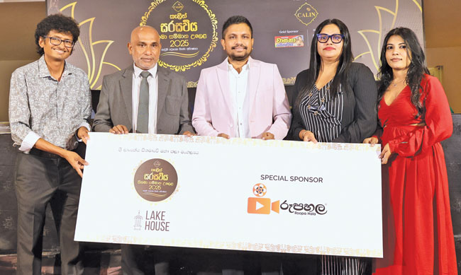 විශේෂ අනුග්රාහකත්වය වෙනුවෙන් වූ චෙක්පත පිරිනැමුණු අවස්ථාව