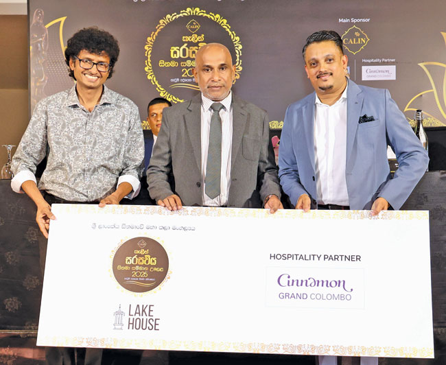 සත්කාරක අනුග්රාහකත්වය සඳහා වූ චෙක්පත පිරිනැමුණු අවස්ථාව