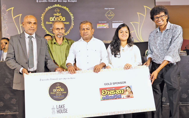 රන් අනුග්රාහකත්වය සඳහා වූ චෙක්පත පිරිනැමුණු අවස්ථාව