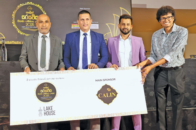 ප්රධාන අනුග්රාහකත්වය වෙනුවෙන් වූ චෙක්පත පිරිනැමුණු අවස්ථාව