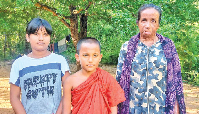 ශාමලී තම දියණිය සහ පැවිදි වූ සාමණේර හිමියන් සමඟ