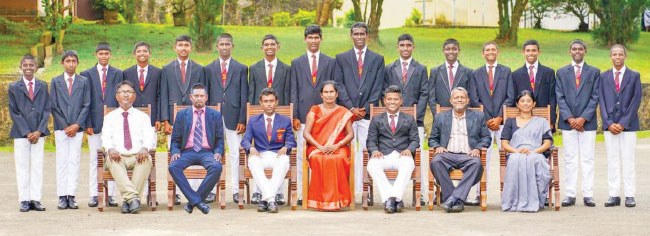 රත්ගම දේවපතිරාජ සංචිතය: ඉදිරි පෙළ (වමේ සිට) - රංජිත් කුඹලාතර (ක්රිකට් භාර ආචාර්ය), රංජන් ලසන්ත (පුහුණුකරු), මතීෂ සාරංග (නායක), කෝකිලා මෙන්ඩිස් (විදුහල්පතිනිය), දර්ශක සංදීප් (උප නායක), ලීලාරත්න විමලකීර්ති (ක්රිකට් භාර ආචාර්ය), චාරුකා ගුණතිලක (කනිෂ්ඨ ක්රිකට් භාර ආචාරිනී), පසු පෙළ - දියත් සංජිත, අධීෂ ගෞතම්, ඔෂෙන් කල්හාර, සඳරු මල්ෂාන්, අරෝෂ සිතුමිණ, ලිනුවර සත්විඳු, යසිරු ලක්ෂාන්, චමිඳු පද්මික, විහඟ ඉඳුසර, ගිම්හාන් රසාංජන, හර්ෂ මධුසංක, නිකේෂ් ළසිඳු, පුල්ජිත් වත්සුක,නෙතුෂ නිර්මාල්, පින්සර දුතාංග.